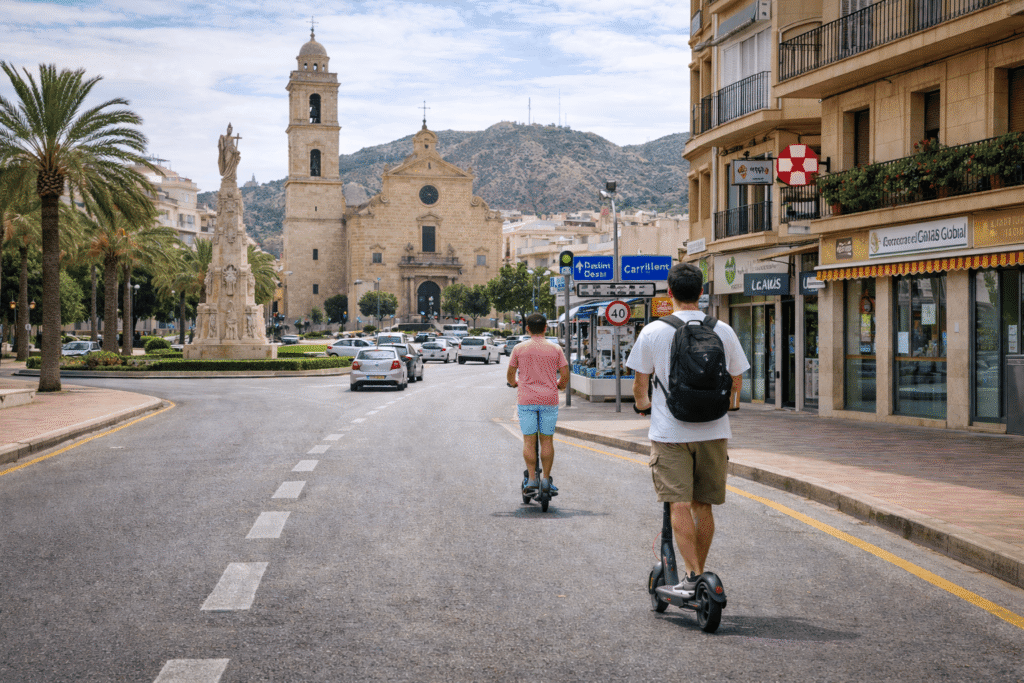 Usuarios circulando en patinete eléctrico por el centro de Crevillente representando el seguro para patinete eléctrico en Crevillente
