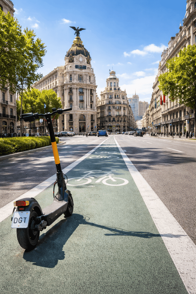 Seguro de patinete eléctrico en Madrid obligatorio en 2026 con matrícula DGT circulando por carril bici en Gran Vía
