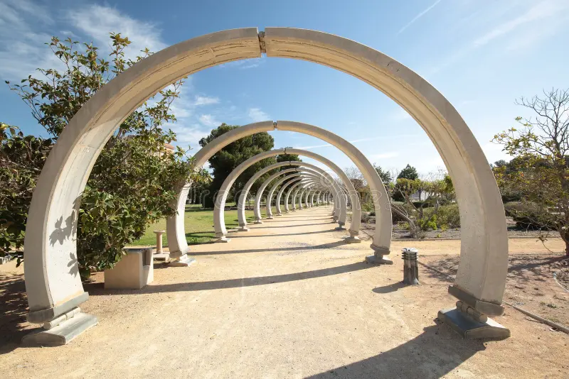 Seguro de patinete eléctrico en San Vicente del Raspeig. Usuarios circulando en patinete eléctrico con casco por una calle de San Vicente del Raspeig
