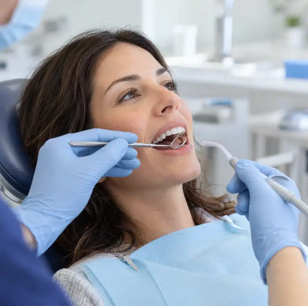 Mujer durante una revisión odontológica — seguro dental Helvetia.